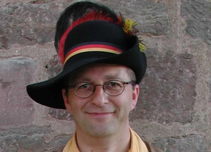 Axel &ndash; Akkordeonist und Saxophonist der Badischen Babbel B&auml;nd,
                   schwarzer Heckerhut, Brille
